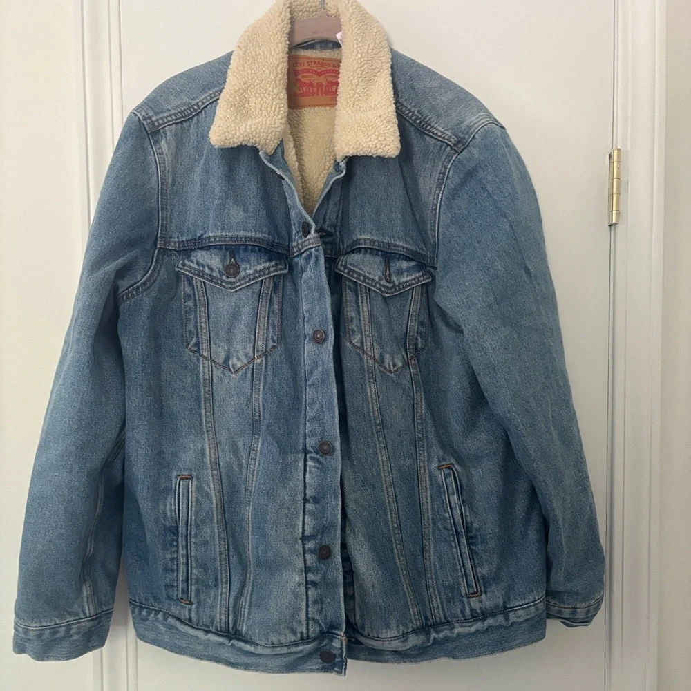 Men’s Levi's Cream Sherpa-Lined Jean Jacket with Light Blue Denim Trim